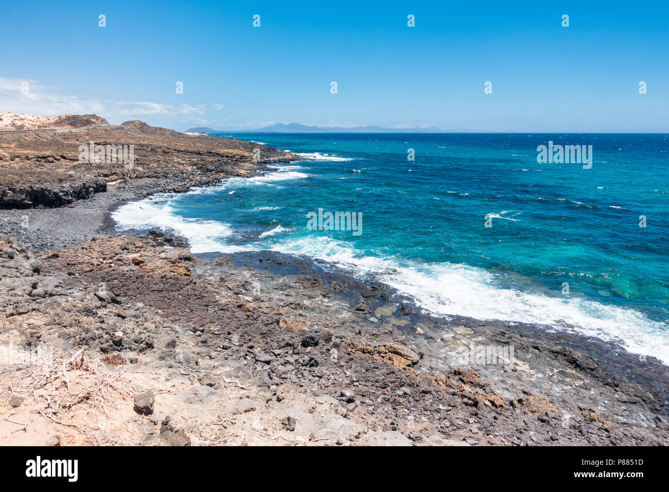 Paisaje con rocky costline en Fuerteventura en las Islas Canarias - España Foto de stock