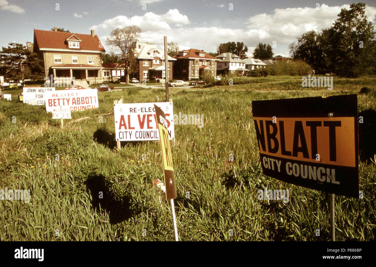 Signos políticos en Dodge Street, de mayo de 1973, el Condado de Douglas Omaha Ne (o región). Foto de stock