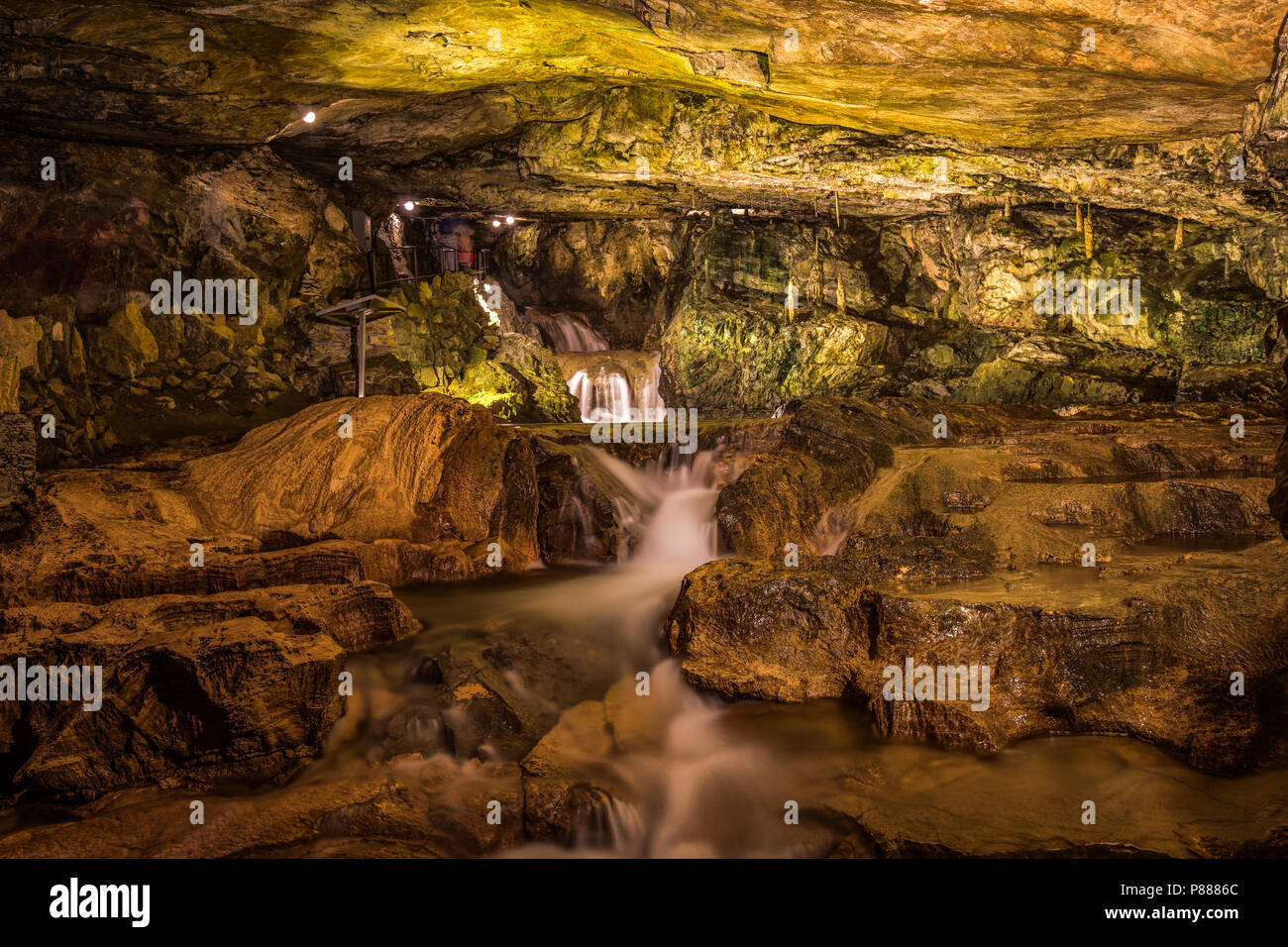 Cueva de San Beato, Suiza - 31 de mayo de 2018 - La cueva de San Beato en el lago de Thun, cerca de Interlaken, en el cantón de Berna, Suiza, Europa. Foto de stock