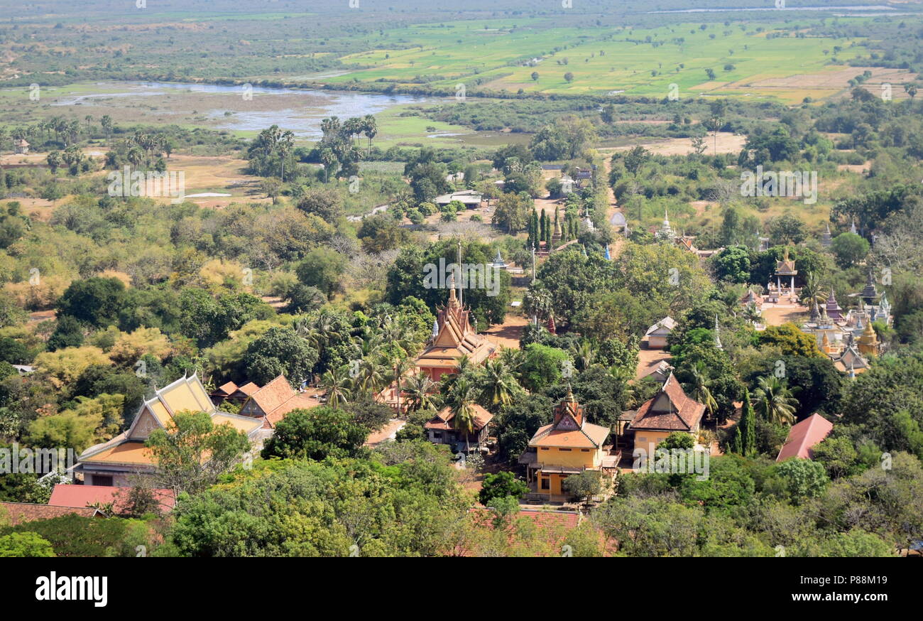 Templos budistas, campo y tierras de cultivo de Asia Sudoriental en Oudong, antigua capital Real de Camboya Foto de stock