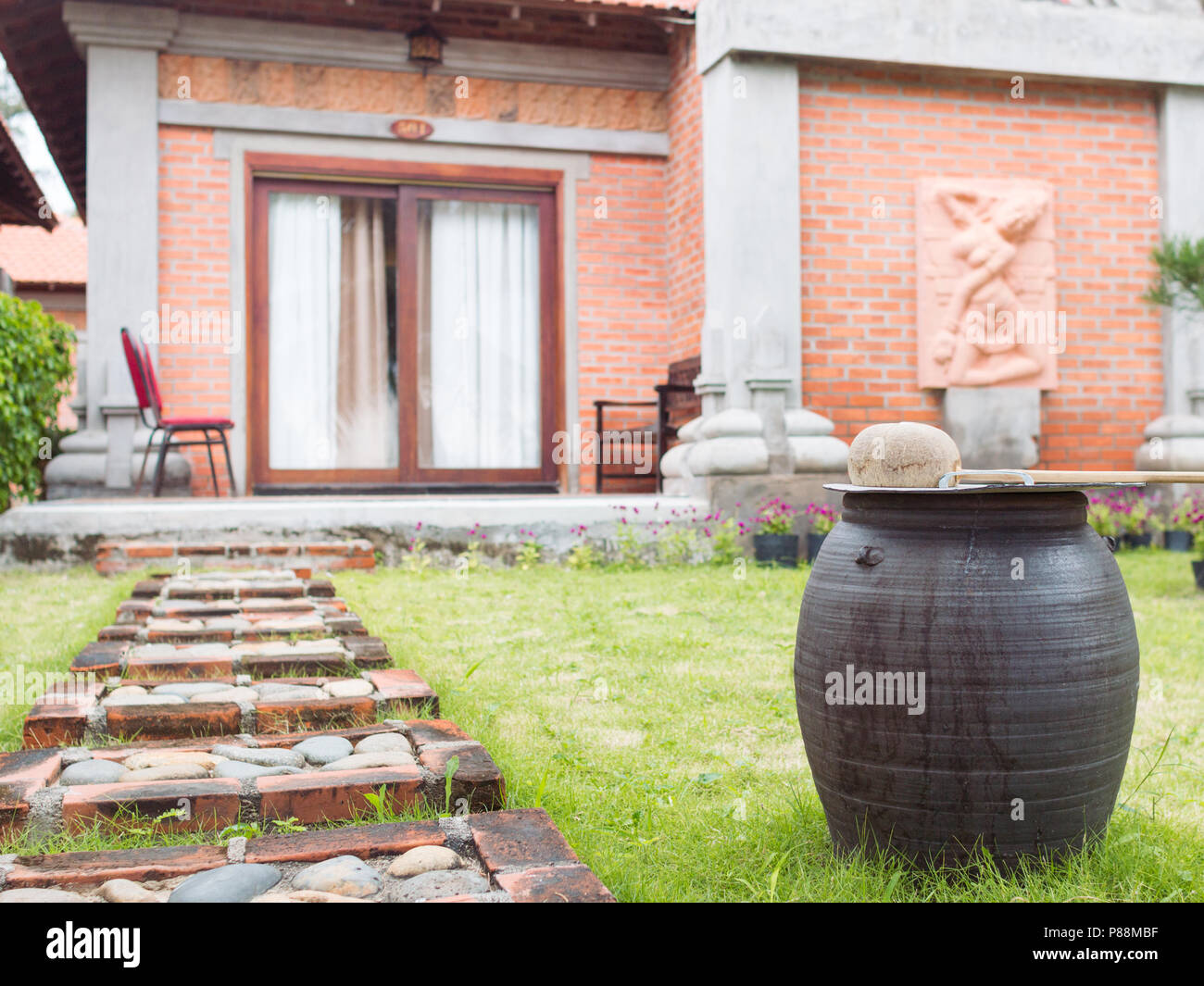 Una Casa De Planta Baja De Estilo Oriental Con Ventanas
