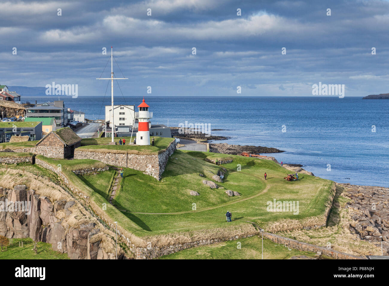 26 de abril de 2018: Tórshavn Faroe Islands - histórica fortaleza Skansin y Faro. Foto de stock