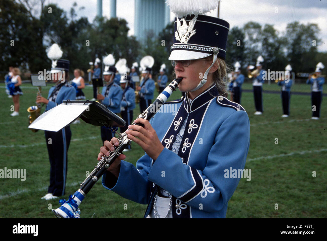 Una chica miembro de la Marching Band tocando una flauta Foto de stock