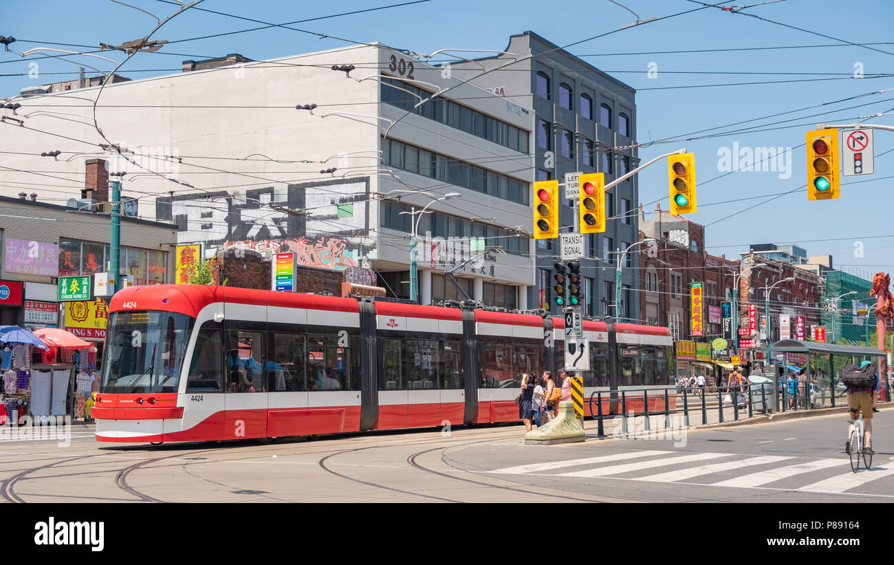 Tranvía moderno viaja a lo largo de la Spadina Avenue en el distrito de Chinatown de Toronto, Ontario, Canadá. Foto de stock