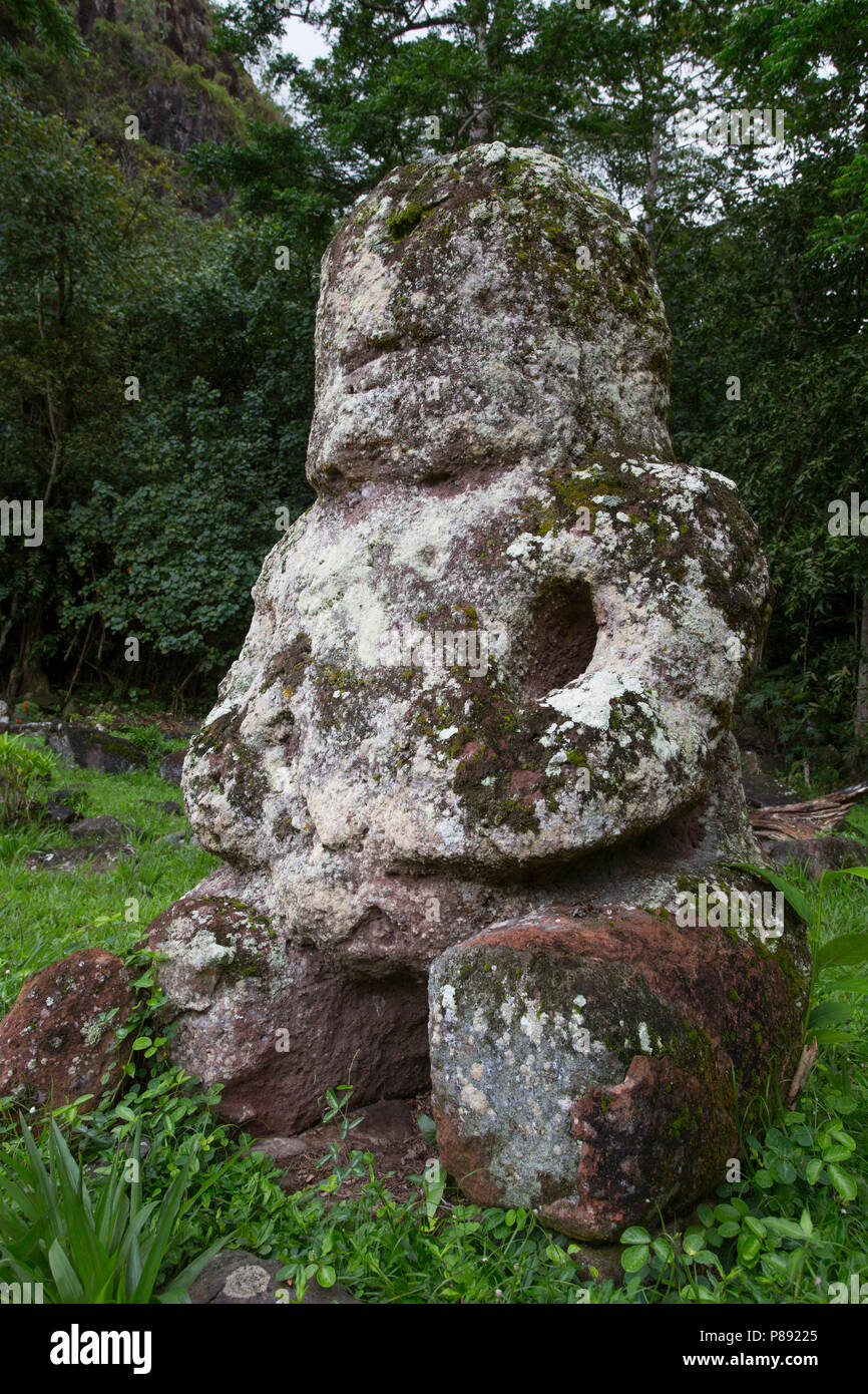 Estatua Tiki, Hiva Oa, Islas Marquesas Foto de stock
