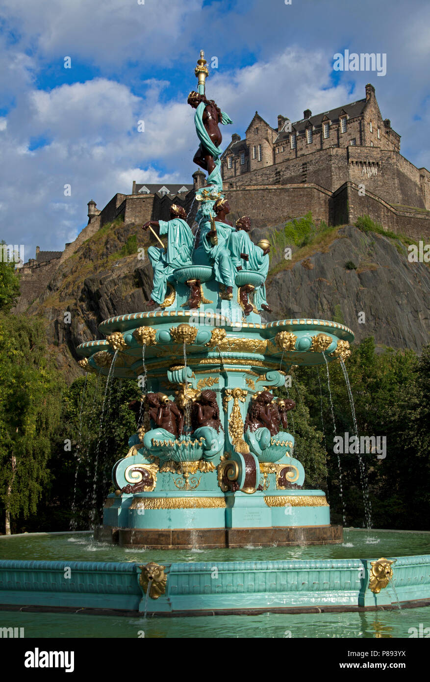 Ross Fountain, en el oeste de los jardines de Princes Street, Edimburgo, Escocia, Reino Unido Foto de stock