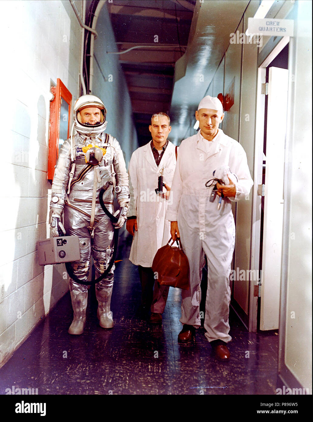 El astronauta John H. Glenn, Jr., el Dr. William Douglas, los astronautas cirujano de vuelo y especialista en equipos de Joe Schmitt dejar los habitáculos de la tripulación antes de Mercury-Atlas 6 (MA-6) misión Foto de stock