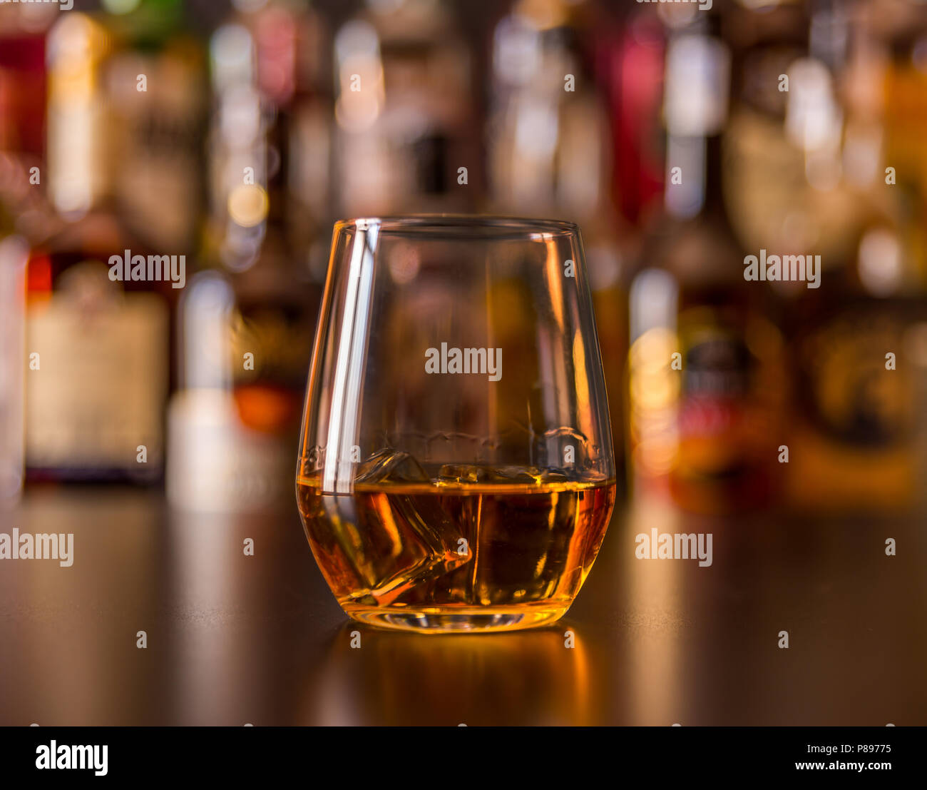 El Whisky Escoces En Un Vaso Con Cubitos De Hielo De Color Dorado Whiskey Bebida Exclusiva Fotografia De Stock Alamy