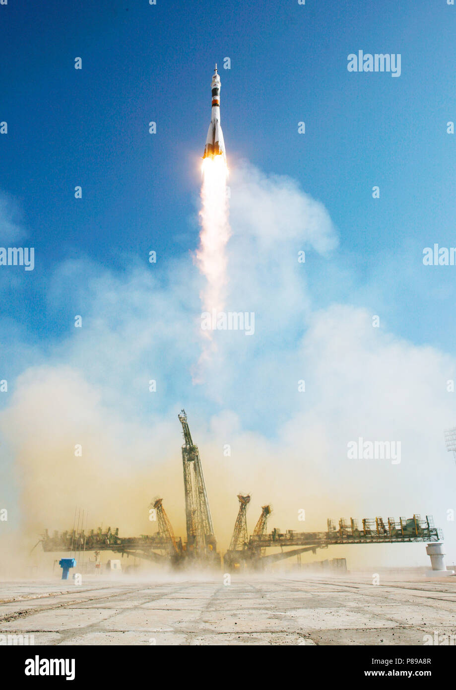 Los lanzamientos Soyuz TMA-16 desde el cosmódromo de Baikonur en Kazajstán el miércoles, 30 de septiembre de 2009, llevando Expedition 21 El ingeniero de vuelo Jeffrey N. Williams, el ingeniero de vuelo Maxim Suraev y Guy Laliberté participante de Vuelos Espaciales a la Estación Espacial Internacional. (Crédito de la imagen: NASA/Bill Ingalls) Foto de stock