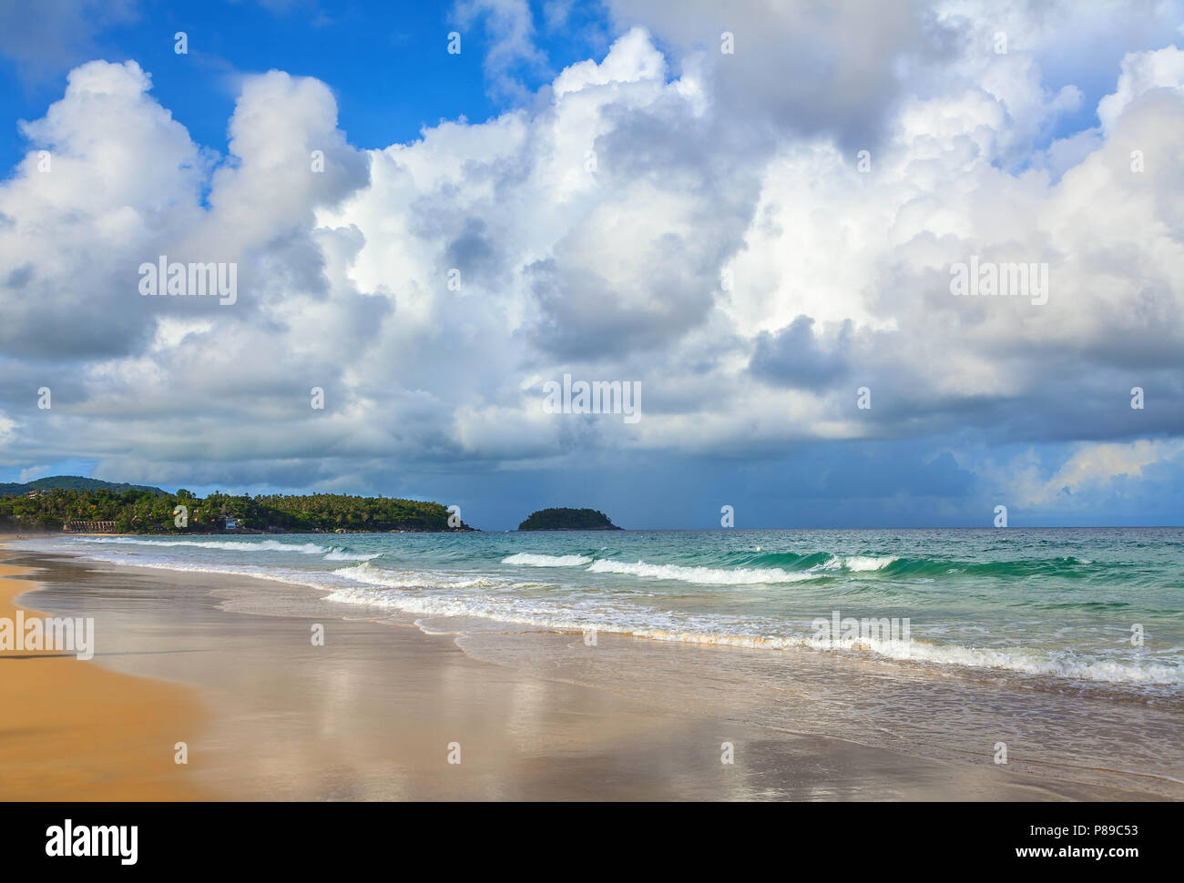 La hermosa naturaleza de Tailandia. Karon Beach en la isla de Phuket. Foto de stock