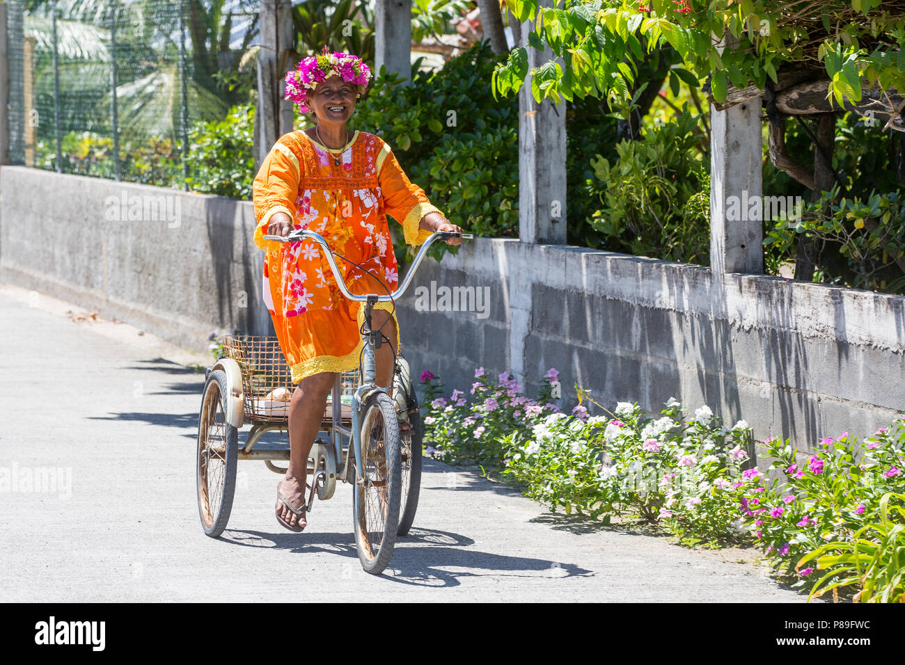 Mujeres de la polinesia en coloridos vestidos de ciclismo Foto de stock