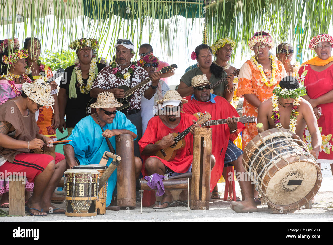 Banda de turistas y lugareños realizar en Manihi Isla Foto de stock