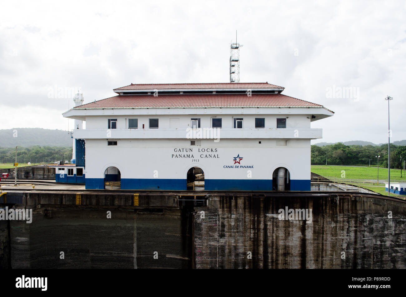 Canal de Panamá Esclusas de Gatun Casa de control Foto de stock