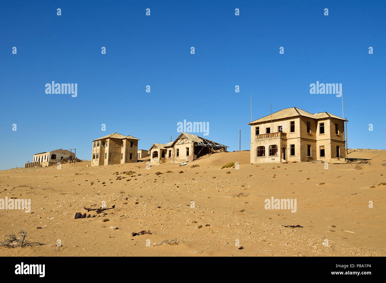 Las casas antiguas de la antigua ciudad de diamante, Ghost Town, Kolmanskop, Lüderitz, Namibia Foto de stock