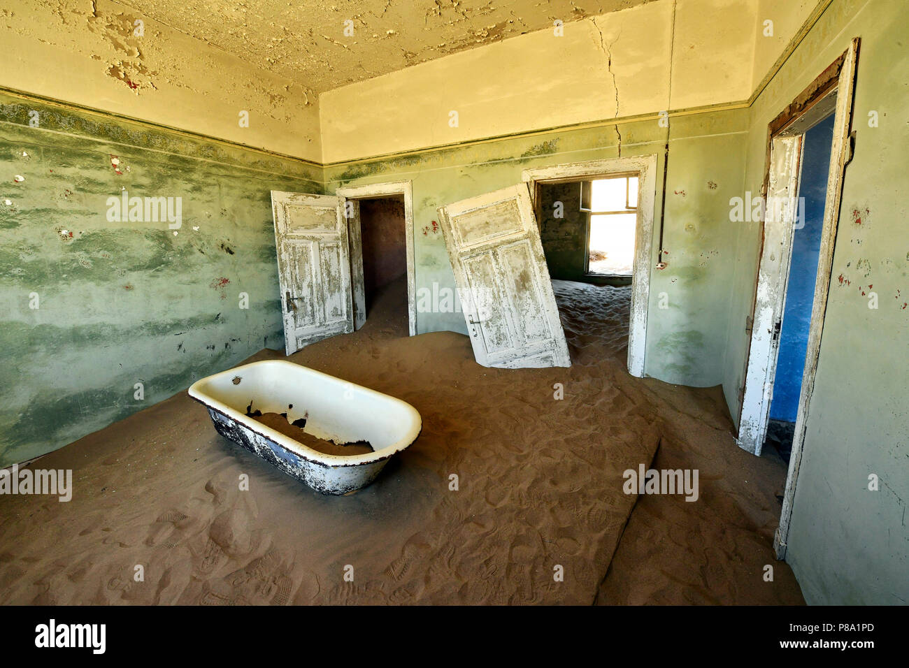 Desierto de Arena en el edificio en ruinas de la antigua ciudad de diamante, Ghost Town, Kolmanskop, Lüderitz, Namibia Foto de stock