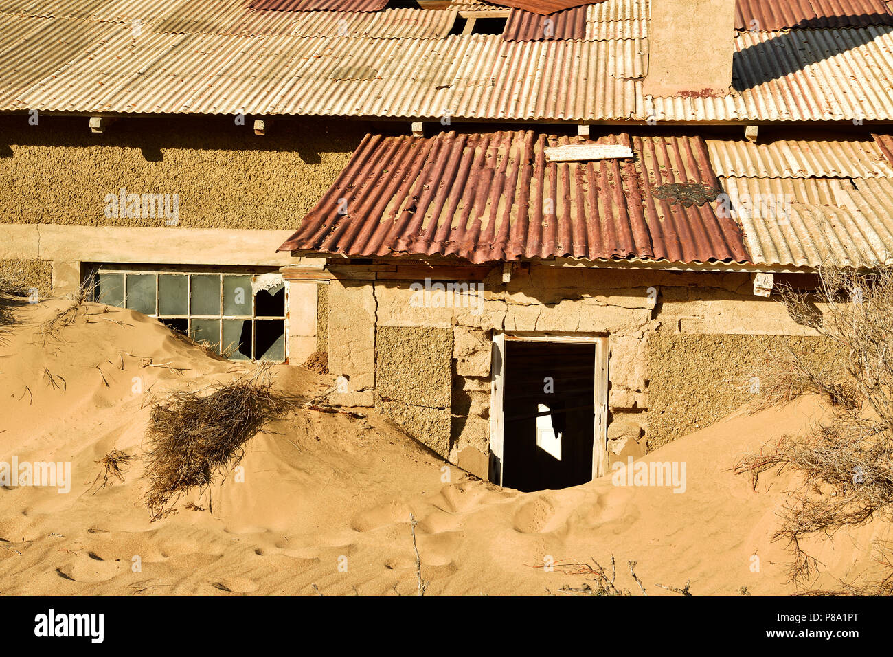 Edificio de la antigua fábrica de diamantes, la ciudad, la ciudad fantasma de Kolmanskop, Lüderitz, Namibia Foto de stock