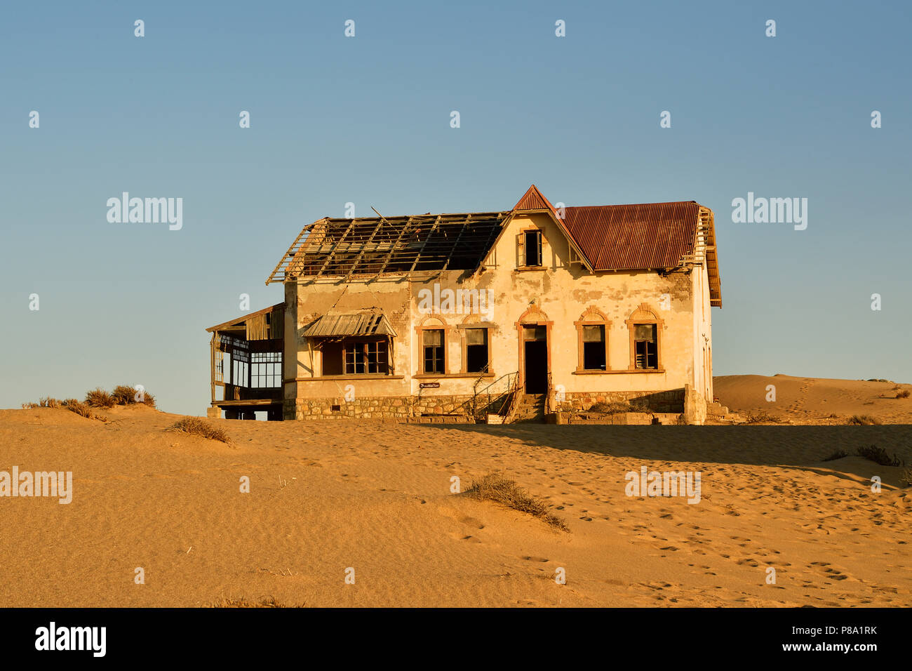 Casa decadente del contador de la antigua ciudad de diamante, la ciudad fantasma de Kolmanskop, Kolmanskop, Lüderitz, Namibia Foto de stock