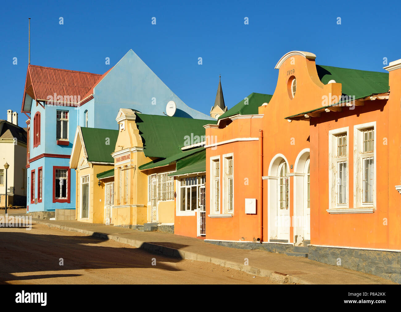 Calle con edificios coloniales y la casa Eberlanz, Lüderitz, Namibia Foto de stock