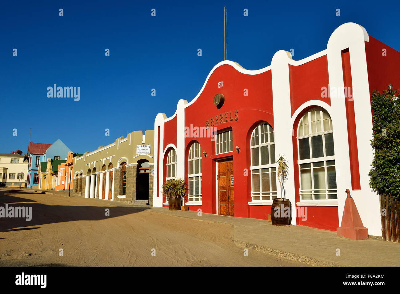 Calle con edificios coloniales, Lüderitz, Namibia Foto de stock