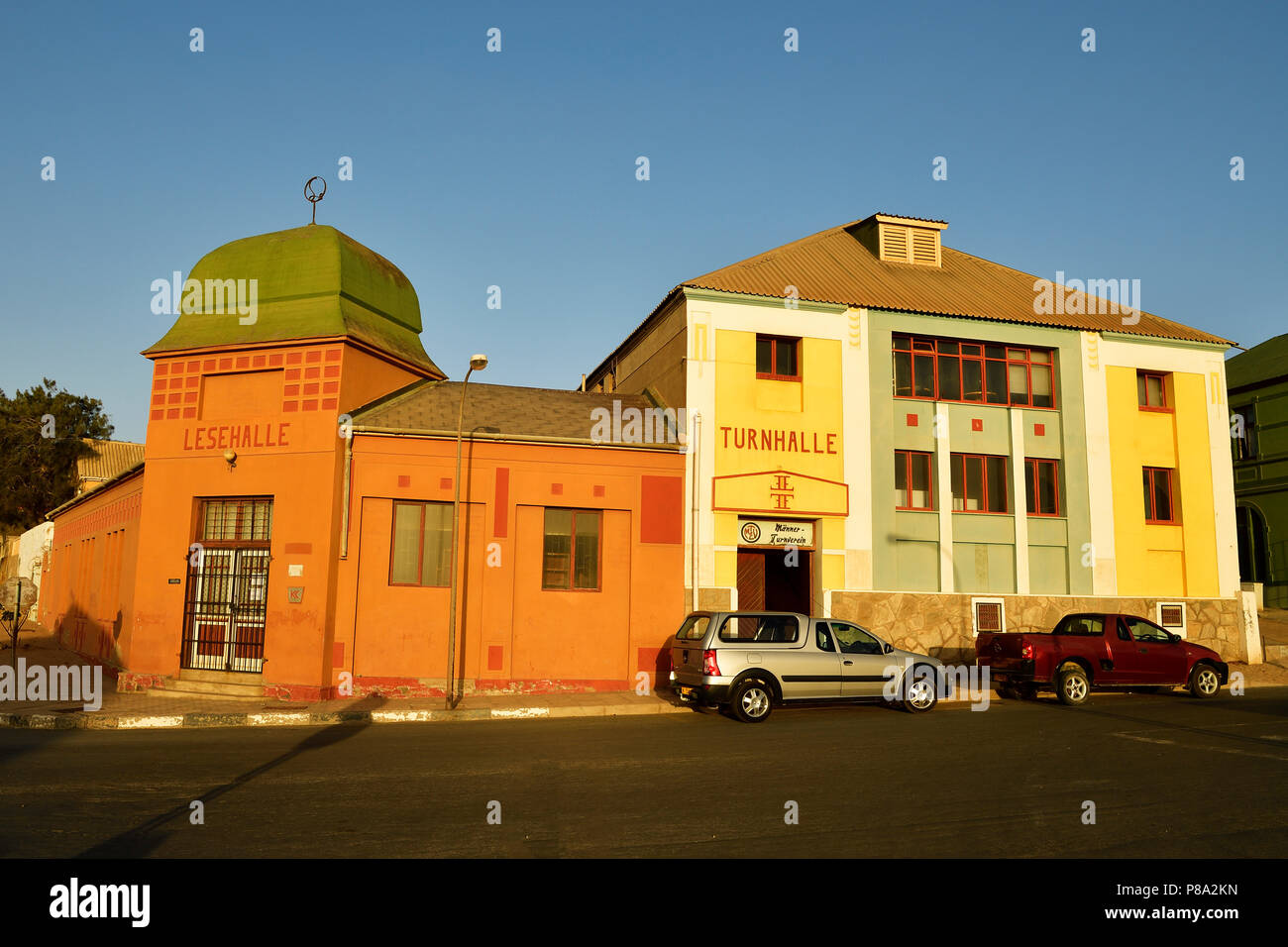 Edificio colonial, antigua sala de lectura y gimnasio, Lüderitz, Namibia Foto de stock