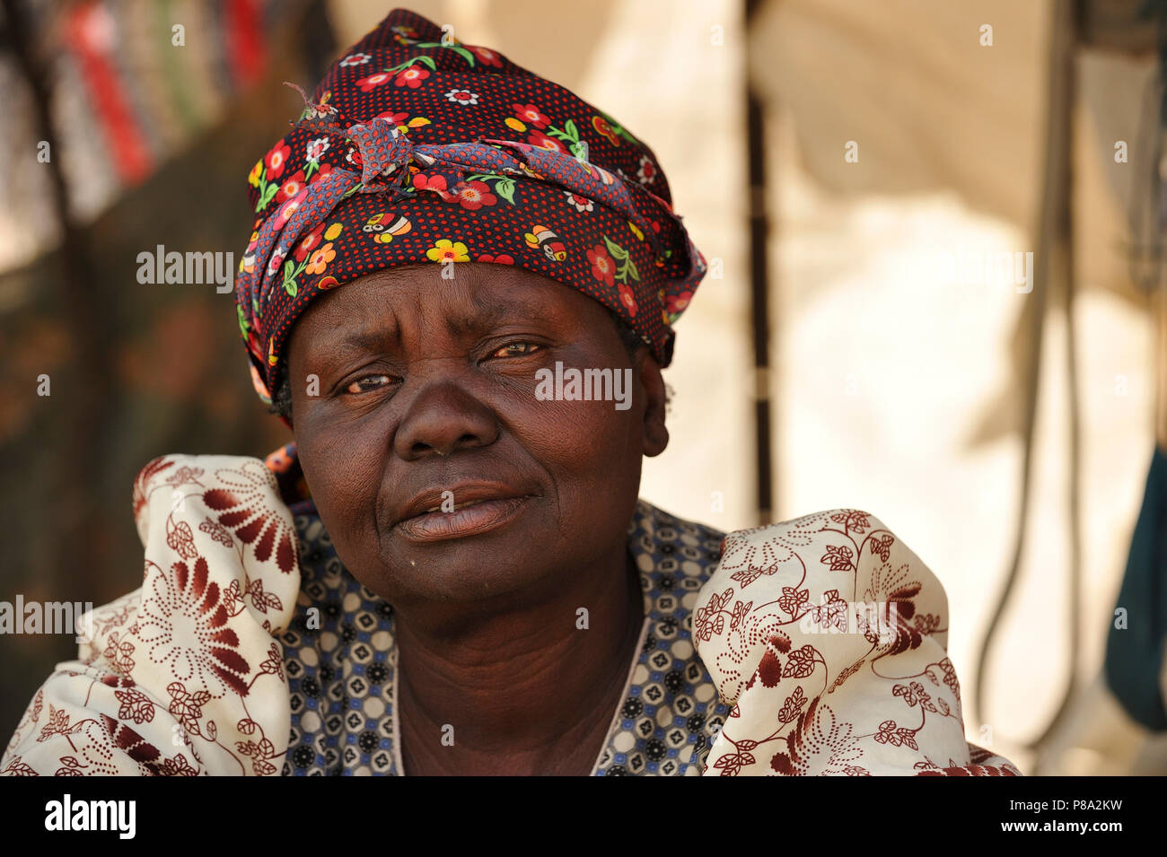 Mujer nativa con coloridos sombreros y demás tocados, retrato, cerca de Spitzkoppe, región Erongo, Damaraland, Namibia Foto de stock