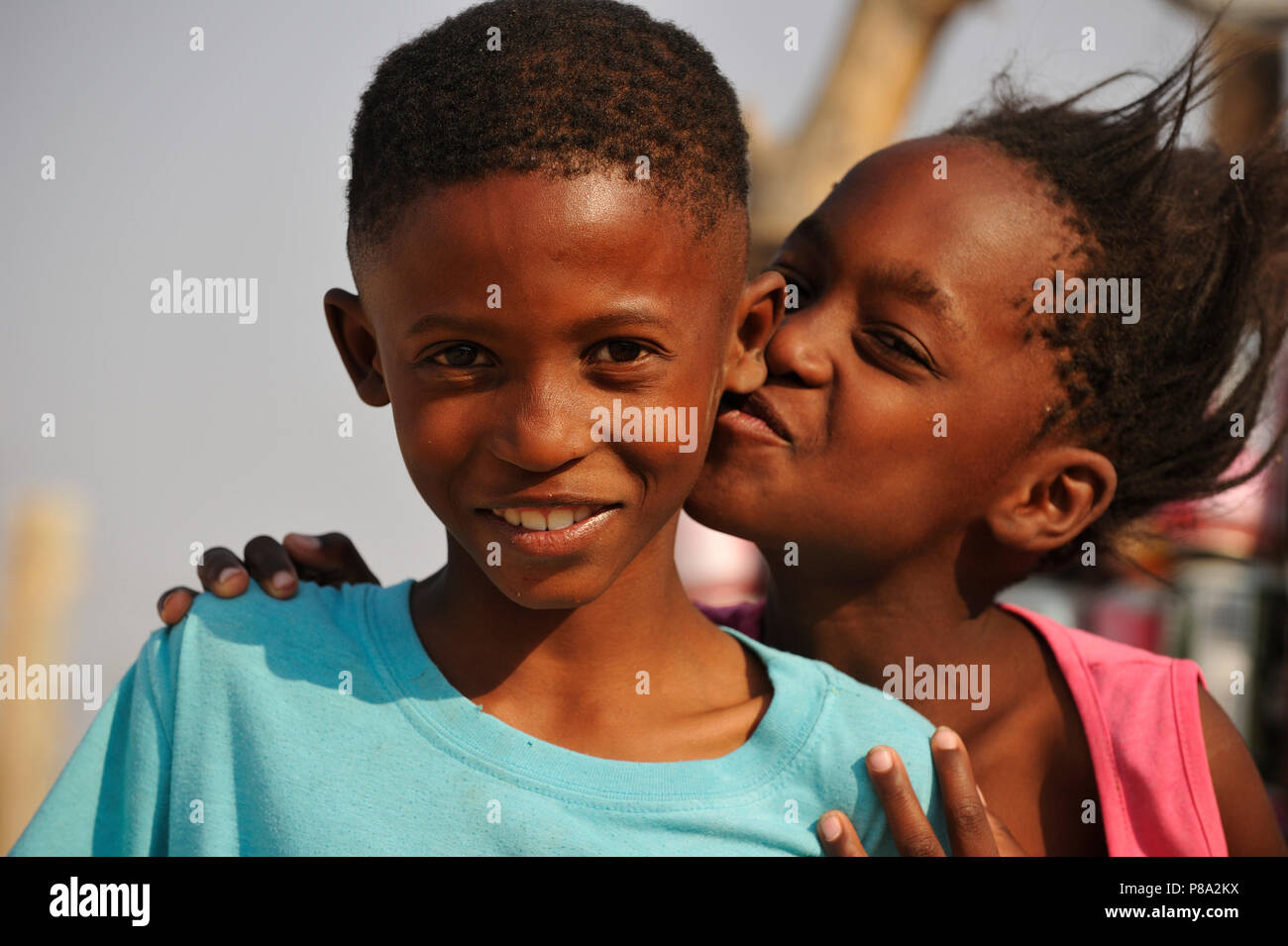 Feliz hermanos, chico y chica, retrato, cerca de Spitzkoppe, región Erongo, Damaraland, Namibia Foto de stock
