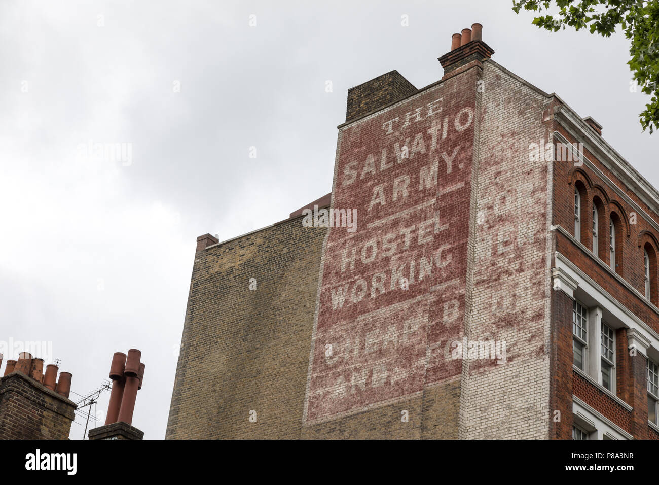 Londres, Reino Unido - 5 de junio de 2017: anuncio, en la fachada de ladrillo de un edificio londinense, por el Ejército de Salvación, una organización chartable fundada en el East End Foto de stock