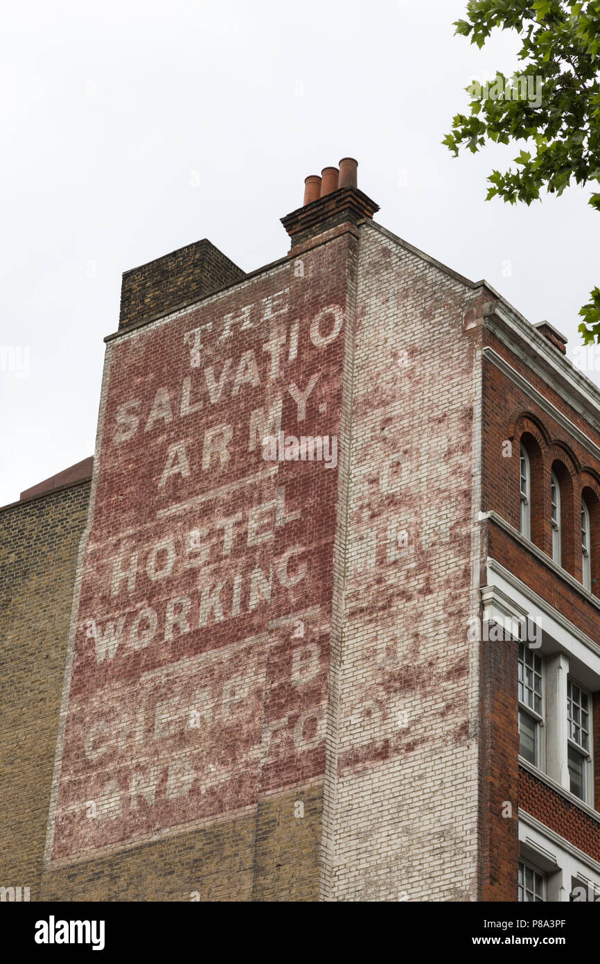 Londres, Reino Unido - 5 de junio de 2017: anuncio, en la fachada de ladrillo de un edificio londinense, por el Ejército de Salvación, una organización chartable fundada en el East End Foto de stock