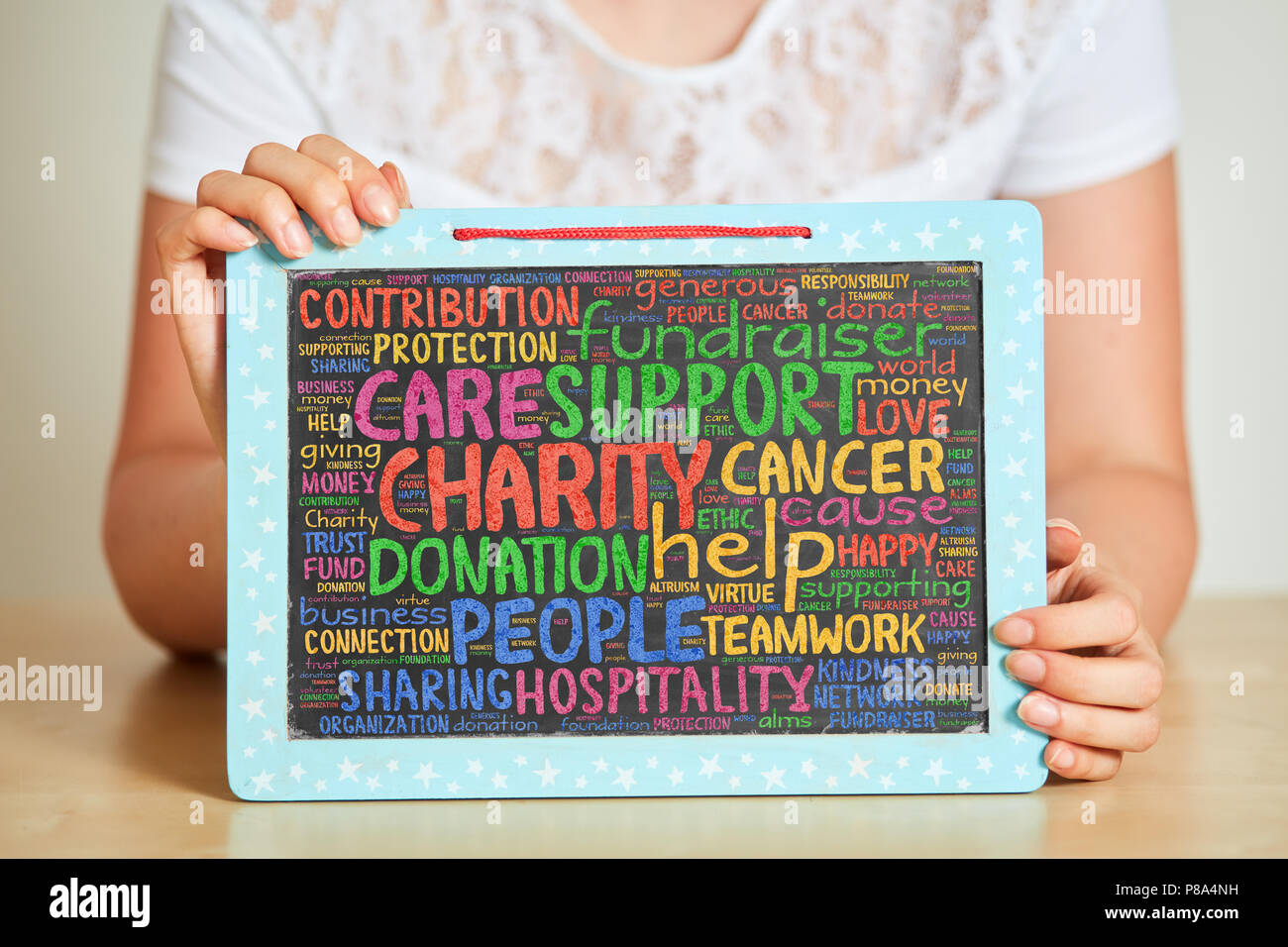 Recoger donaciones en la recaudación de fondos para proyectos de caridad con el texto sobre una pizarra Foto de stock