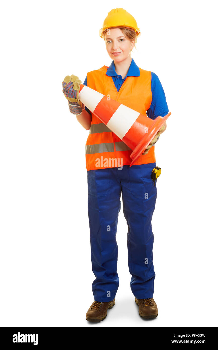 La mujer en la construcción de una carretera en ropa de trabajo con chaleco reflectante, casco de seguridad y pyon Foto de stock