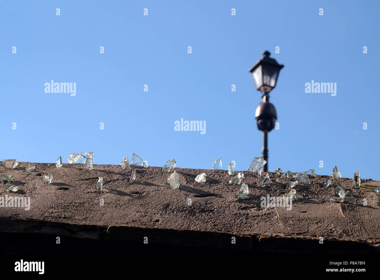 Broken glass wall security fotografías e imágenes de alta resolución