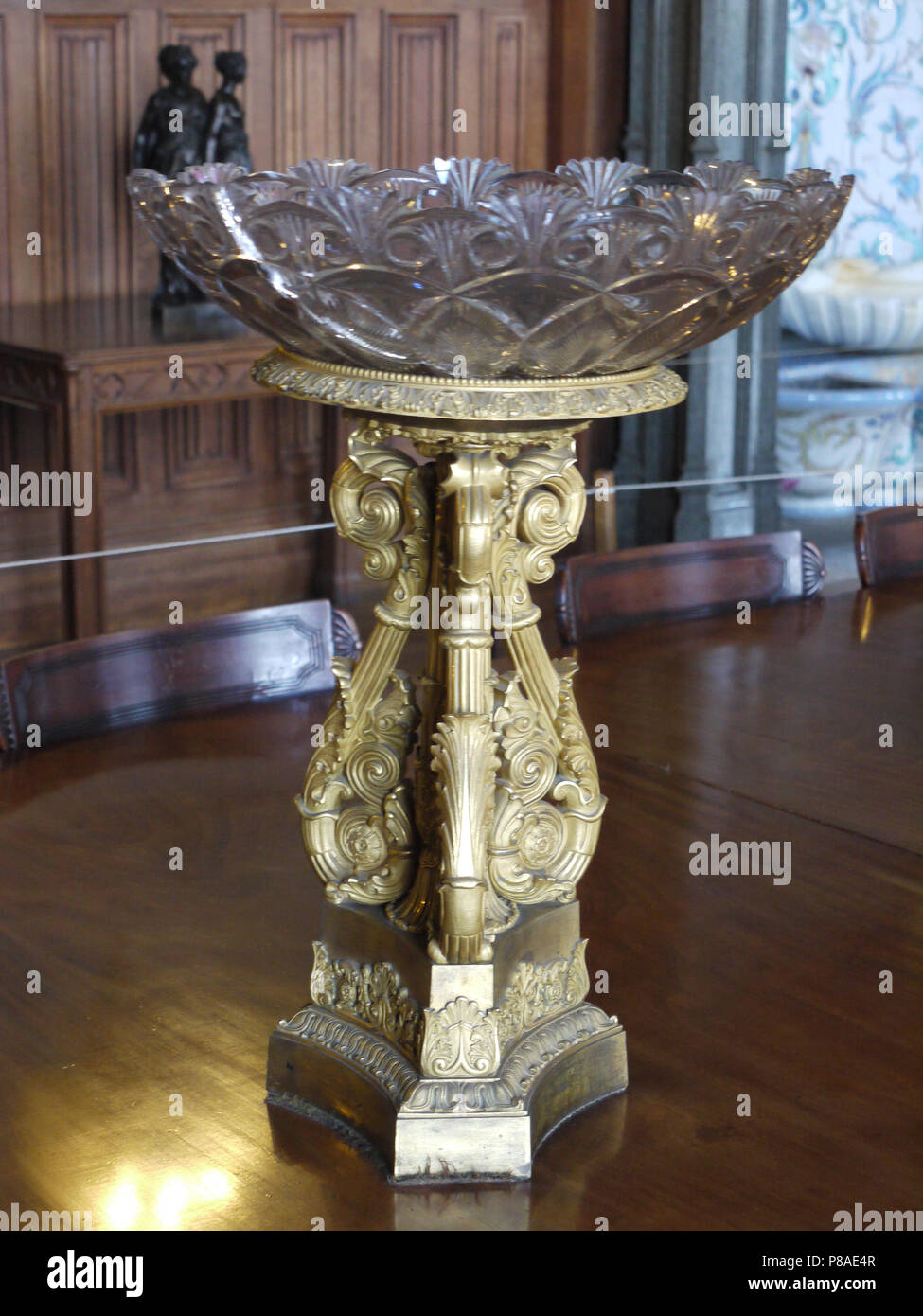 Hermoso jarrón decorativo sobre un pedestal de bronce masivo