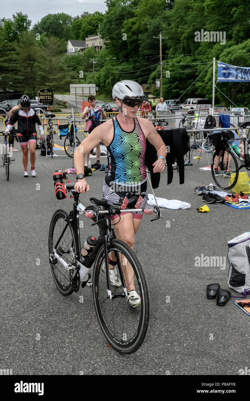 Jodi Plante comienza el segmento de bicicleta en el 2018 haya Endurance  Festival de Triatlón Sprint Fotografía de stock - Alamy