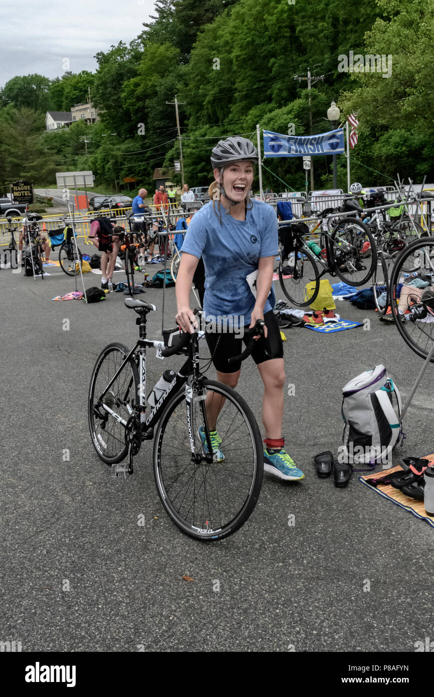Catie Ledwick durante el T1 swin para bicicleta transición en el 2018 haya Endurance Festival de Triatlón Sprint Foto de stock