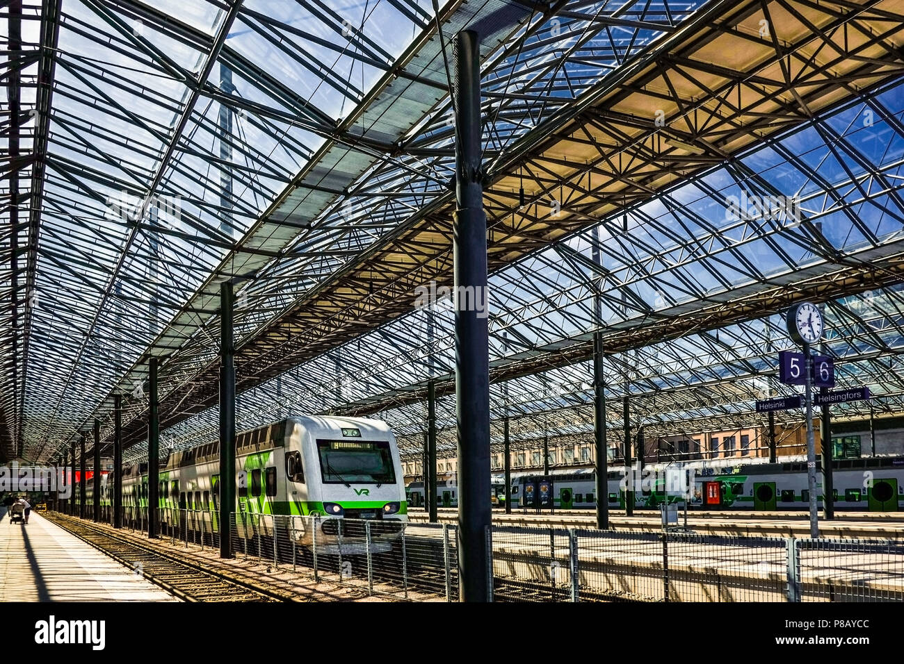 Helsinki, Finlandia 23.06.2015 Estación de Ferrocarril. El tren y la vía patio cubierto de cristal nuevo Foto de stock