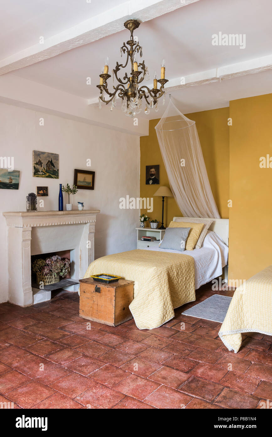 Habitación doble amarilla con baldosas de terracota originales del siglo XVIII. Foto de stock