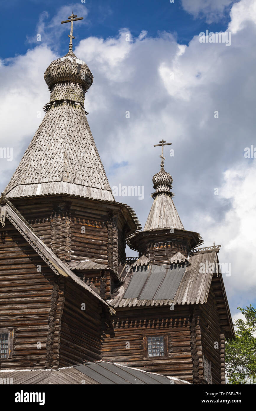La antigua iglesia ortodoxa de madera rusa bajo el cielo nublado, Veliky Novgorod, Rusia Foto de stock