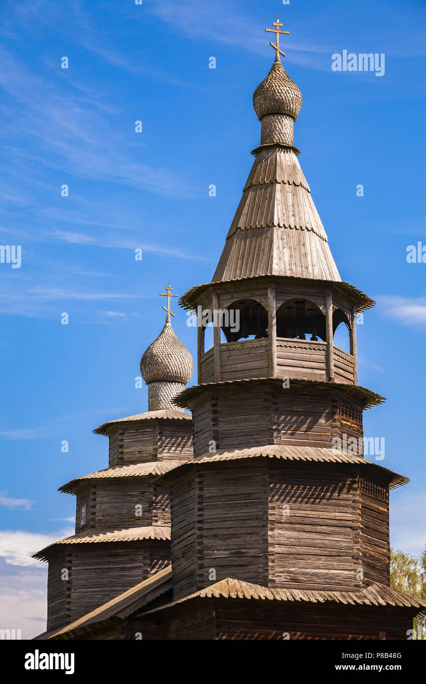 Fachada de la antigua iglesia ortodoxa de madera rusa, Veliky Novgorod, Rusia Foto de stock