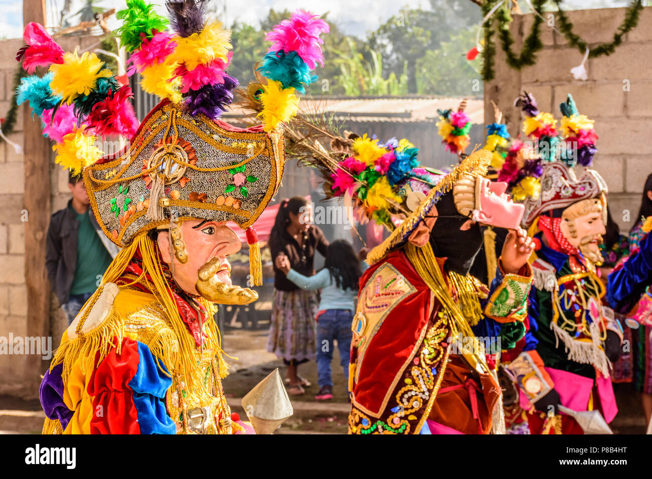 Parramos, Guatemala - Diciembre 29, 2016: bailarines de danza folklórica  tradicional en las máscaras y disfraces realizar Danza de los Moros y  Cristianos en la aldea cerca de Antigua Fotografía de stock - Alamy