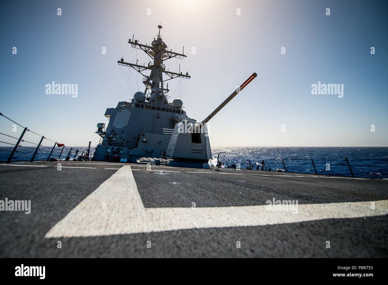 180623-N-LI768-1015 OCÉANO PACÍFICO (Junio 23, 2018) - El misil guiado por el destructor USS Dewey (DDG 105) transita por el Océano Pacífico, 23 de junio de 2018. Dewey está en marcha en los EE.UU. 3ª zona de operaciones de la flota. (Ee.Uu. Navy photo by Mass Communication Specialist 2nd Class Devin M. Langer/liberado). () Foto de stock
