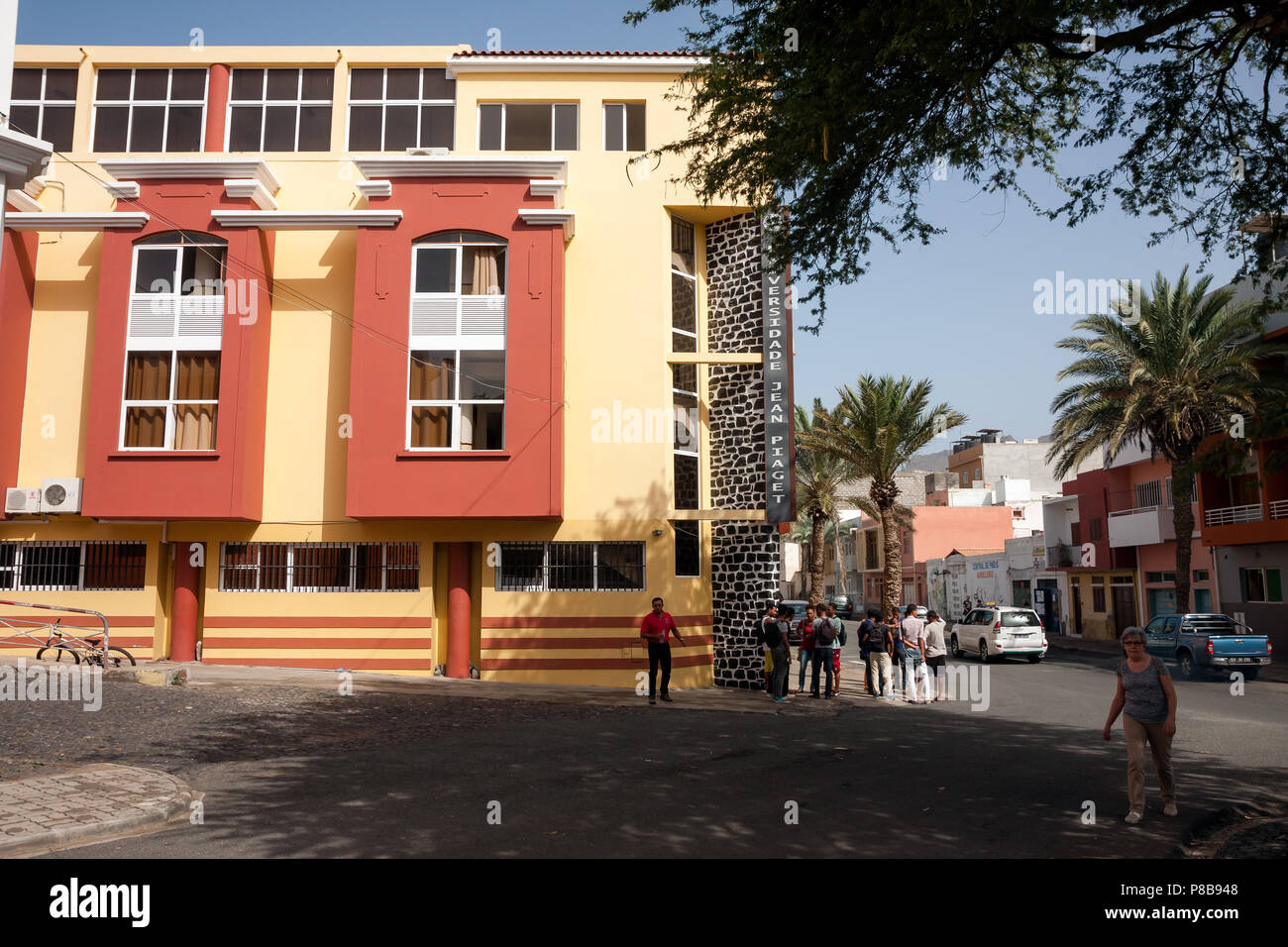MINDELO, CABO VERDE - Diciembre 07, 2015: Estudiantes en el edificio de la Universidad de Jean Piaget Foto de stock