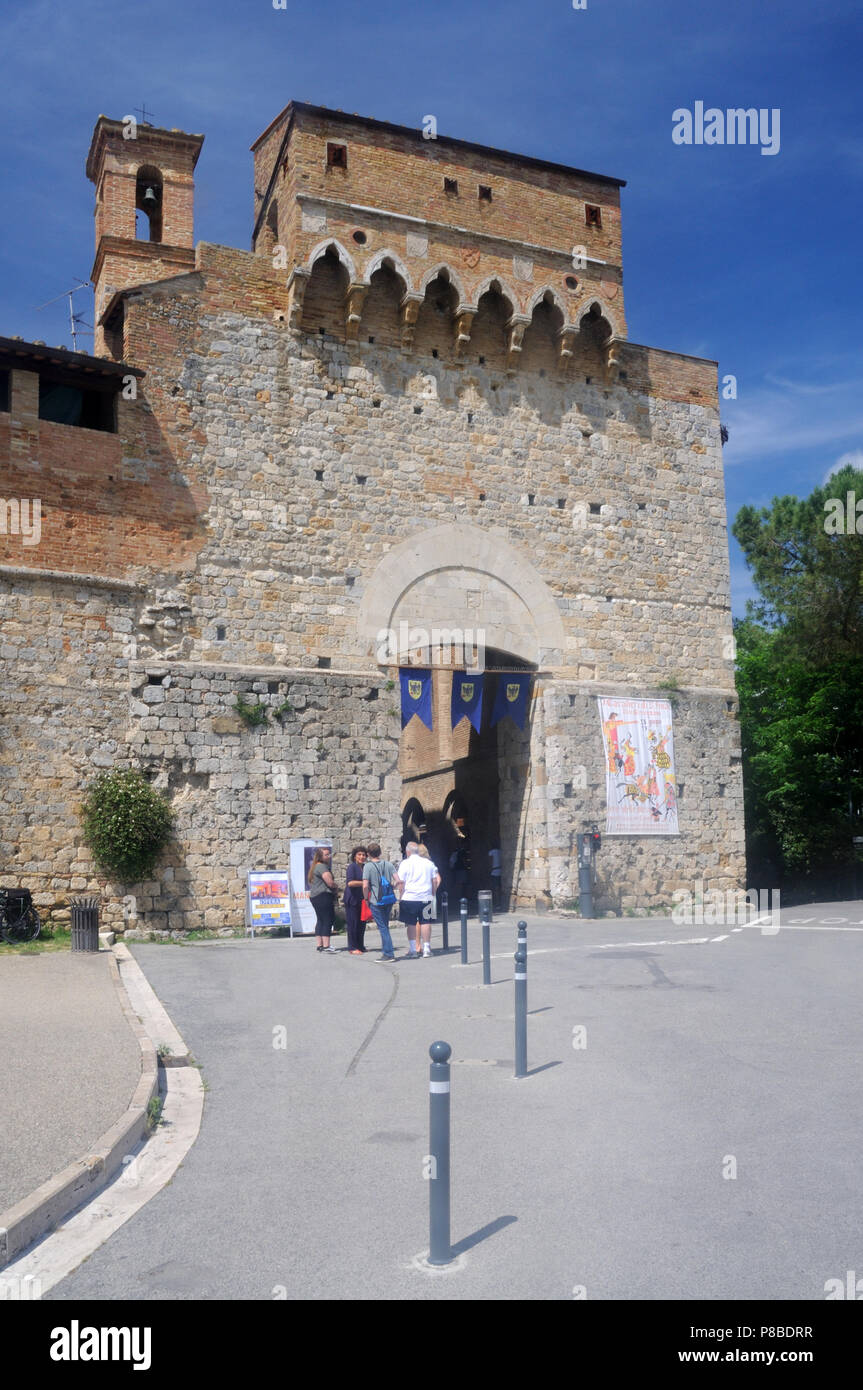 La Porta San Giovanni, en San Gimignano, Toscana, Italia Fotografía de  stock - Alamy