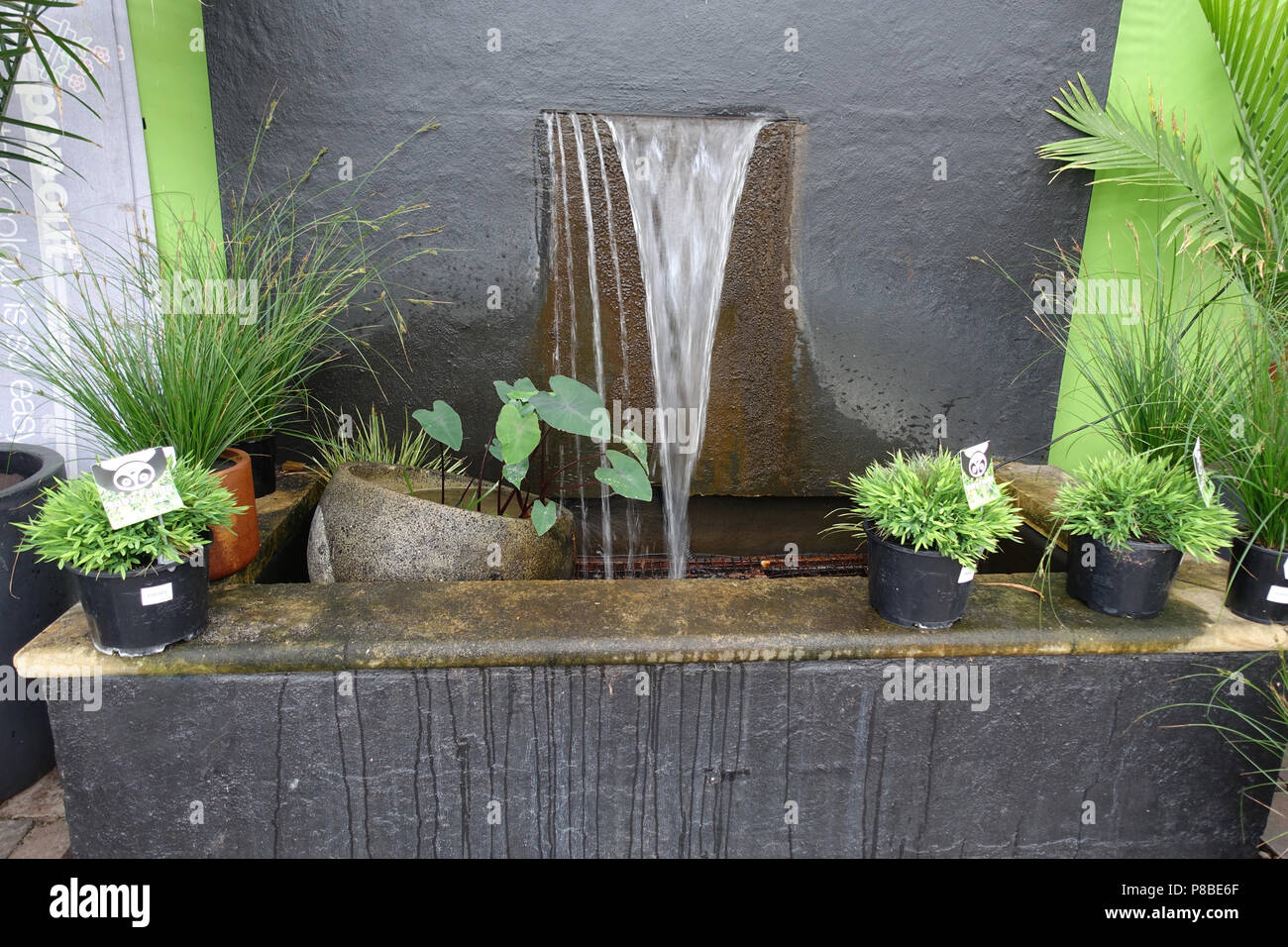 Fuentes de agua artificiales para decoración de jardines Foto de stock