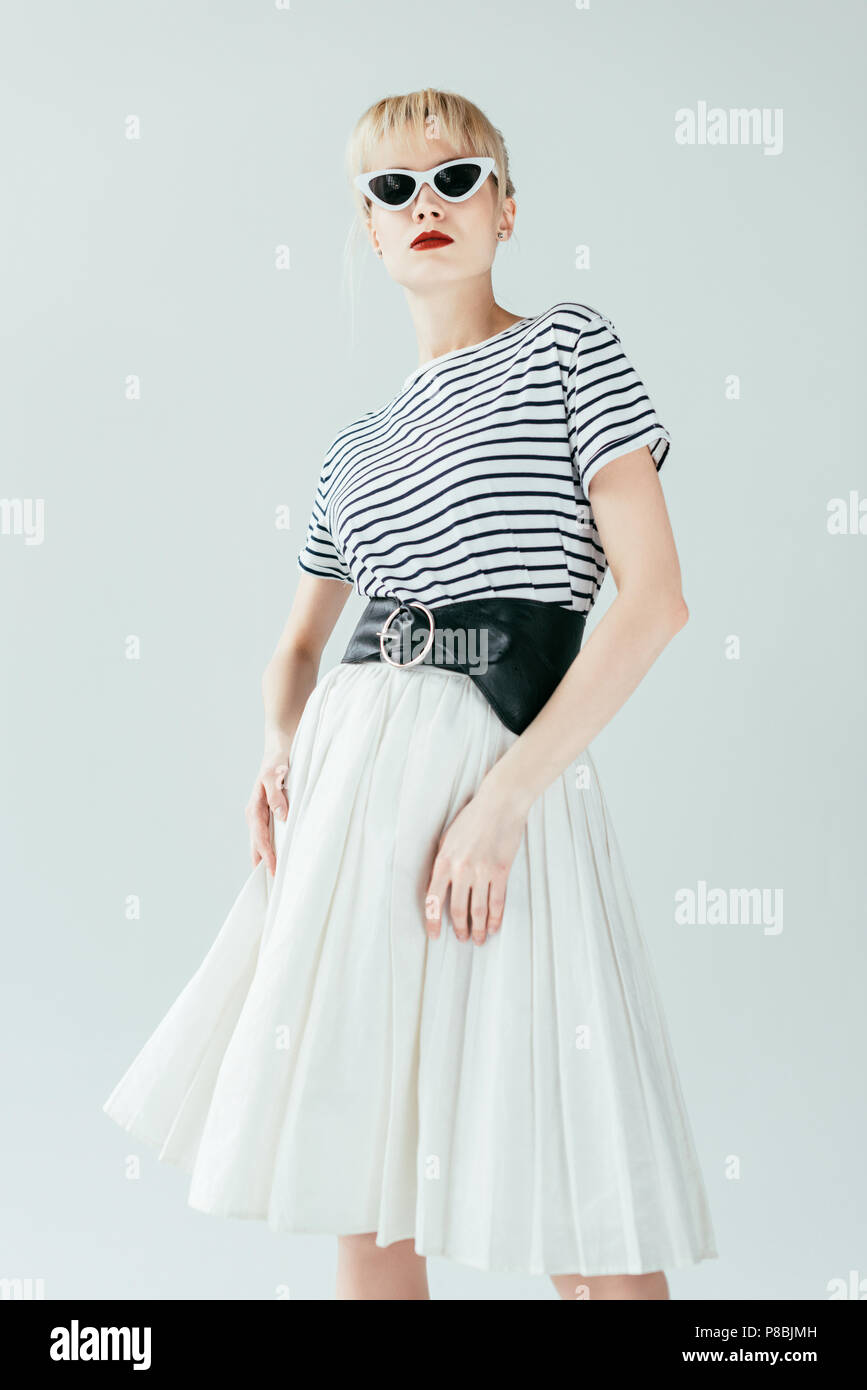 Elegante mujer bonita vestir a la moda aislado en gris Fotografía de stock  - Alamy