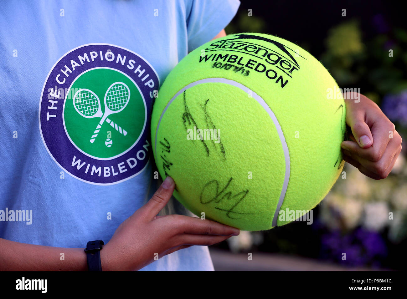 Pelota de tenis gigante fotografías e imágenes de alta resolución - Alamy