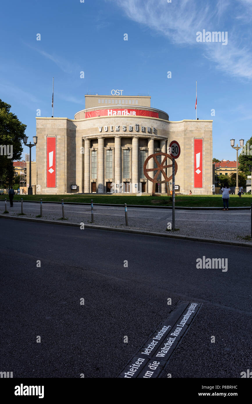 Berlín. Alemania. La Volksbühne 'Teatro Popular', en la Rosa-Luxemburg-Platz. Diseñado por Oskar Kaufmann y construido 1913-1914, tras los bombardeos en WW2 era Foto de stock
