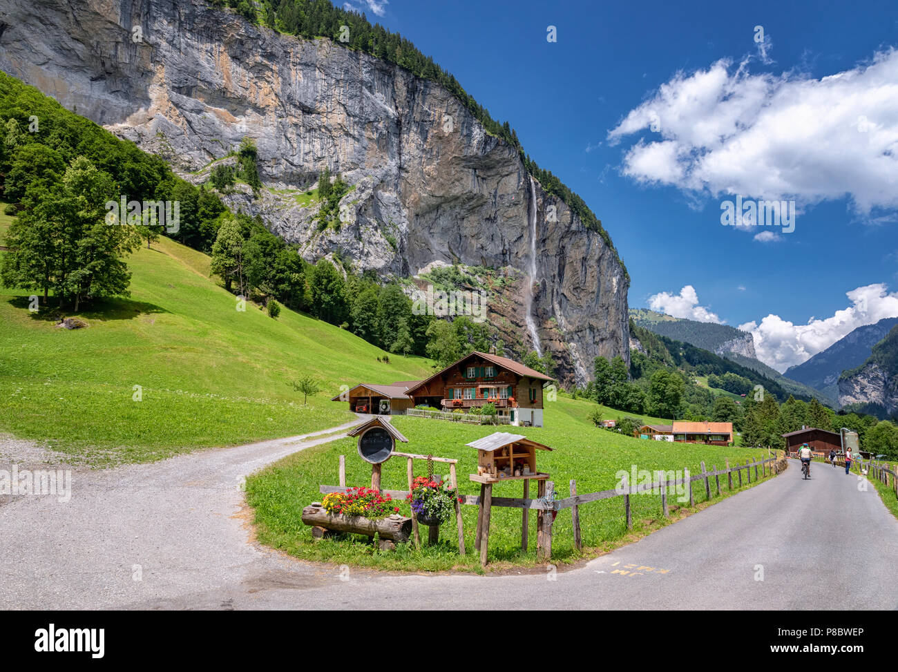 Vista de una granja cerca de Lauterbrunnen y con Staubbach cae en el fondo, Interlaken-Oberhasli, Berna, Suiza Foto de stock
