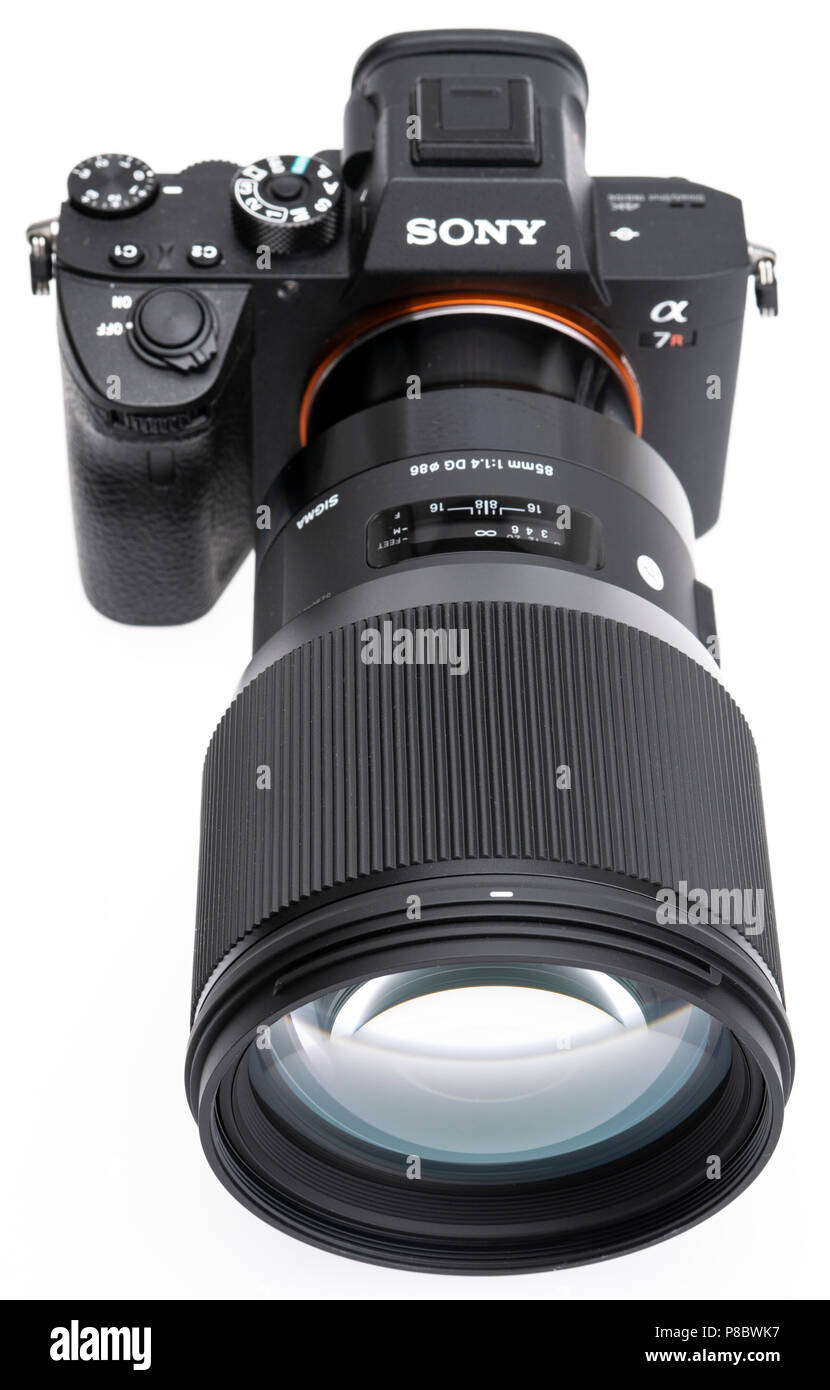 Sony A7RIII cámara equipado con Sigma 85mm f/1.4 ARTE FE lentes de montaje ( 2018 Fotografía de stock - Alamy