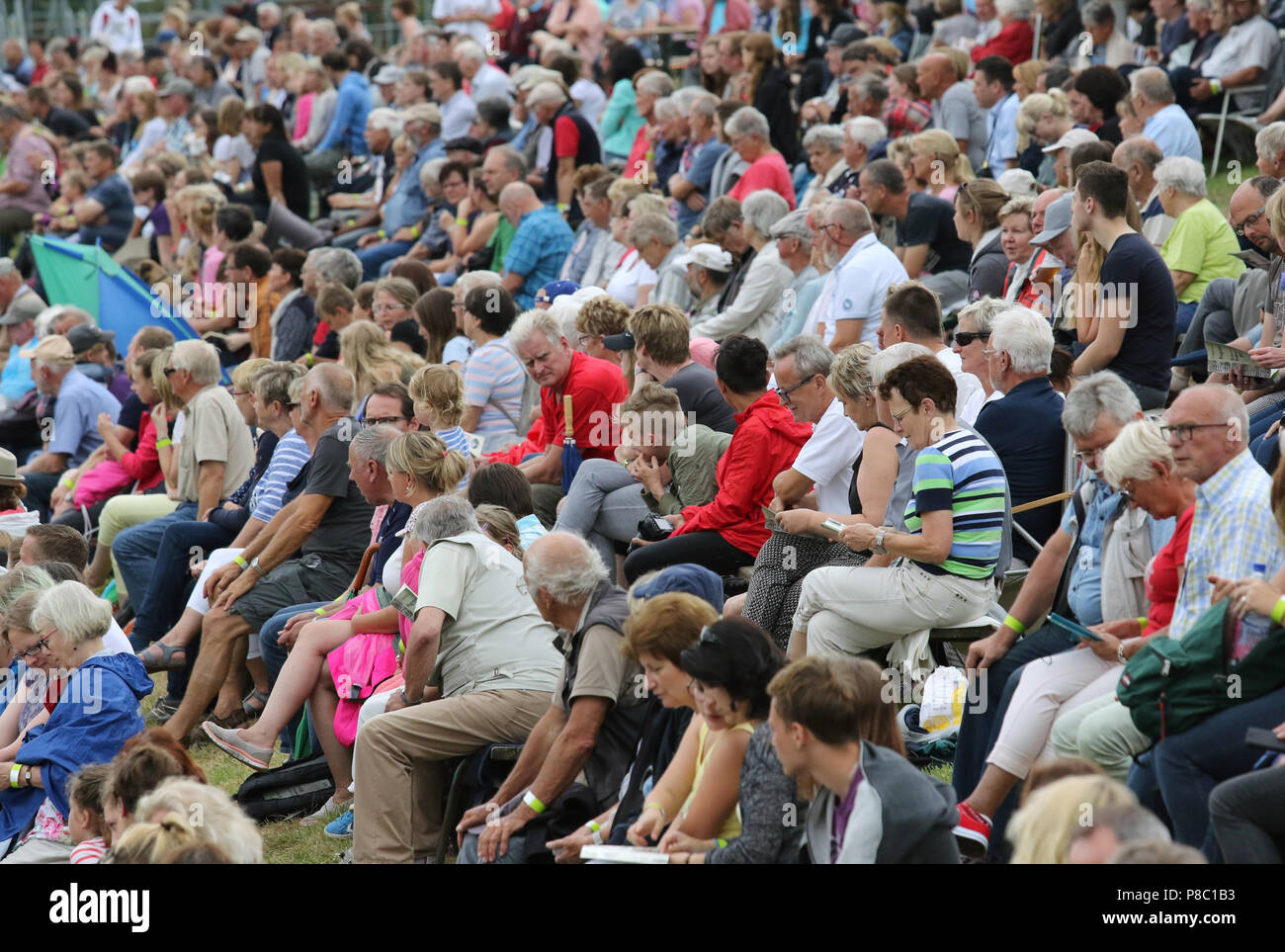 Ganschow, Alemania, las personas están sentados en un evento al aire libre Foto de stock