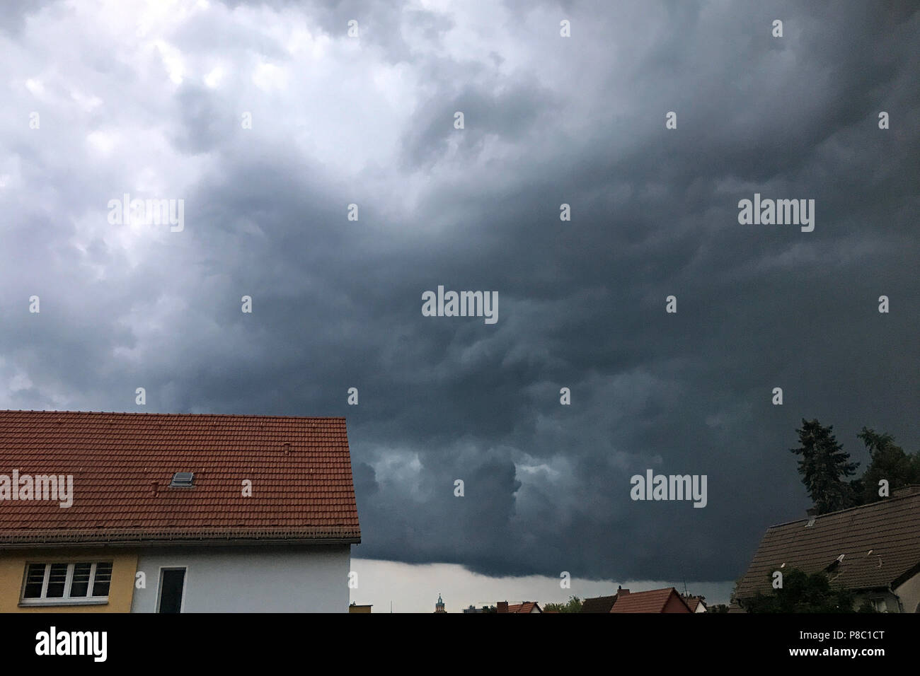 Berlín, Alemania, nubes de tormenta sobre edificios residenciales. Foto de stock